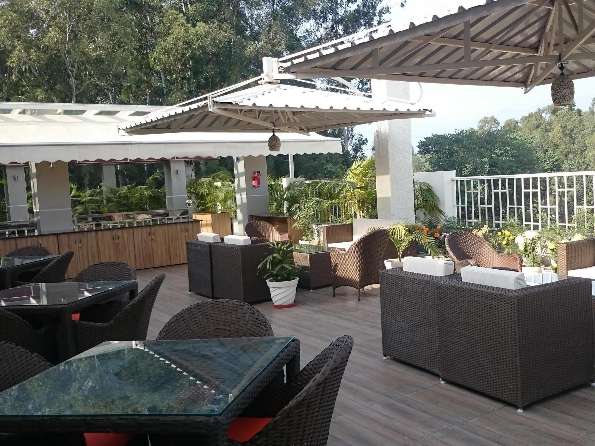 Imperial Clarks Inn Dehradun Exterior foto